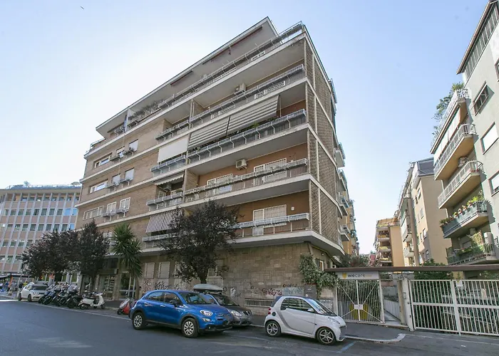 Flamilla Next To Vatican Museums רומא